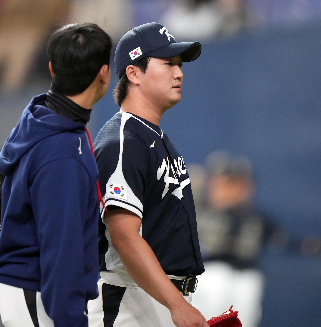 オリックス対韓国　8回裏途中、首筋を痛め、降板する韓国7番手の高祐錫（撮影・狩俣裕三）