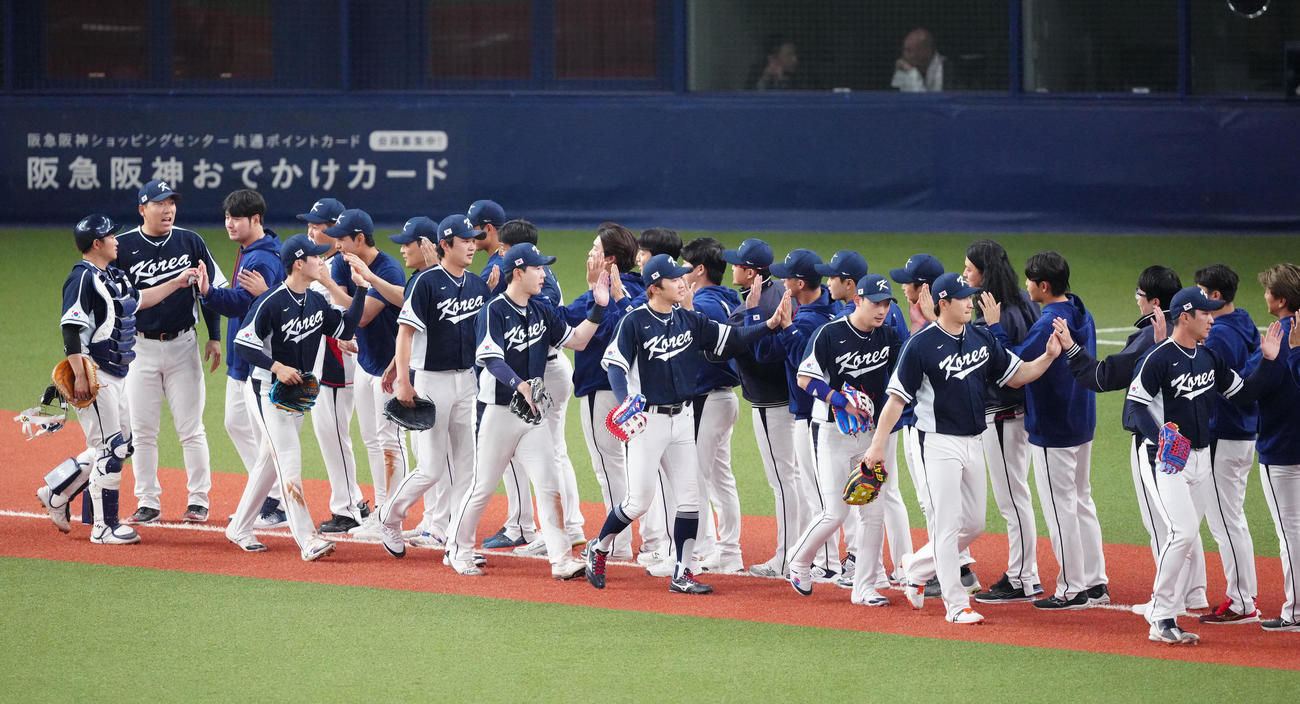 阪神対韓国代表　阪神に勝利した韓国代表の選手たち（撮影・江口和貴）