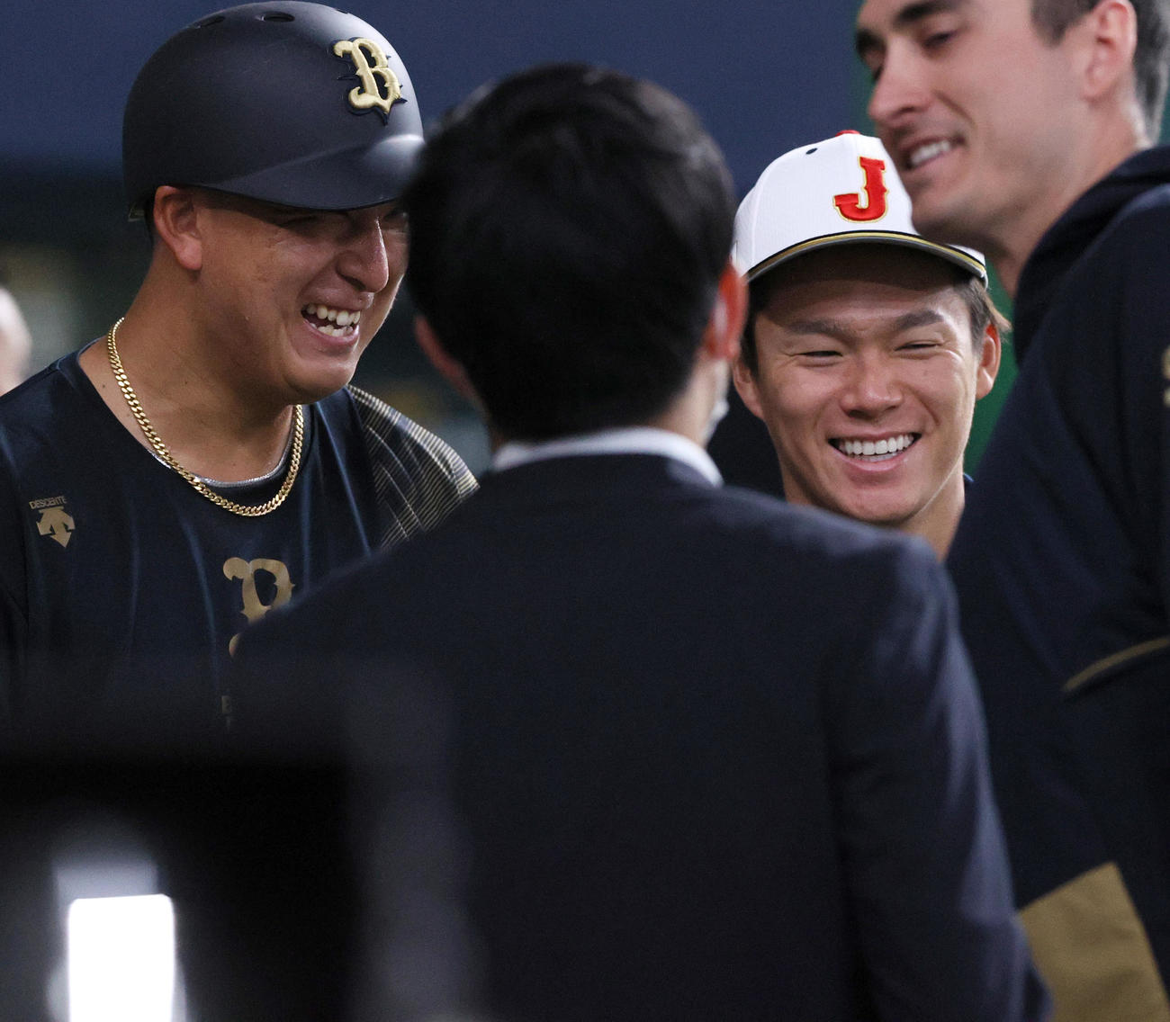 オリックス対侍ジャパン　試合前、オリックス杉本（左）と笑顔で話す侍ジャパン山本（撮影・上山淳一）