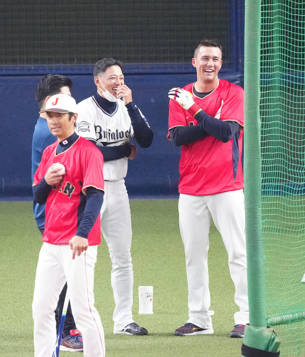 侍ジャパン対オリックス　試合前、談笑するヌートバー（右）とオリックス田口コーチ（撮影・江口和貴）