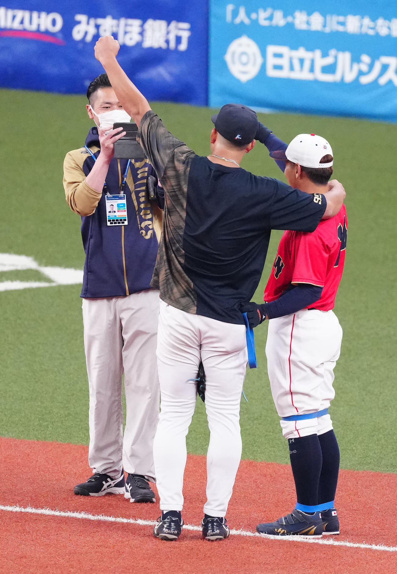 侍ジャパン対オリックス　試合前、昇天ポーズで記念撮影する吉田（右）とオリックス杉本（撮影・江口和貴）