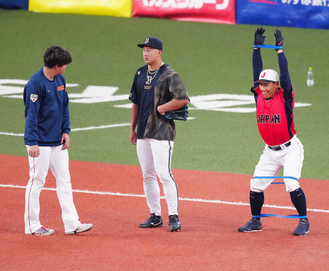 侍ジャパン対オリックス　試合前、言葉を交わした吉田（右）とオリックス杉本（中央）。左は村上（撮影・江口和貴）