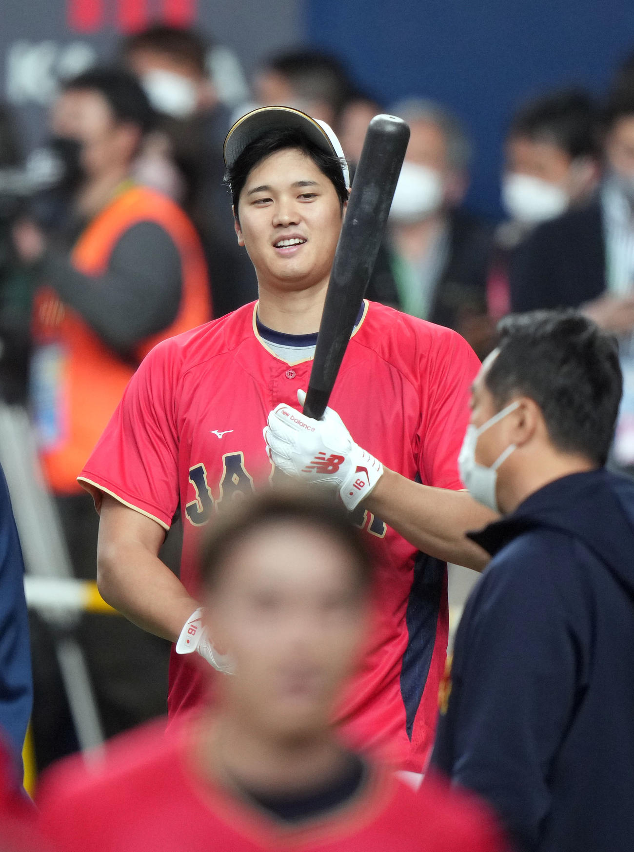 オリックス対侍ジャパン　試合前の練習でバットを手に笑顔を見せる大谷（撮影・狩俣裕三）