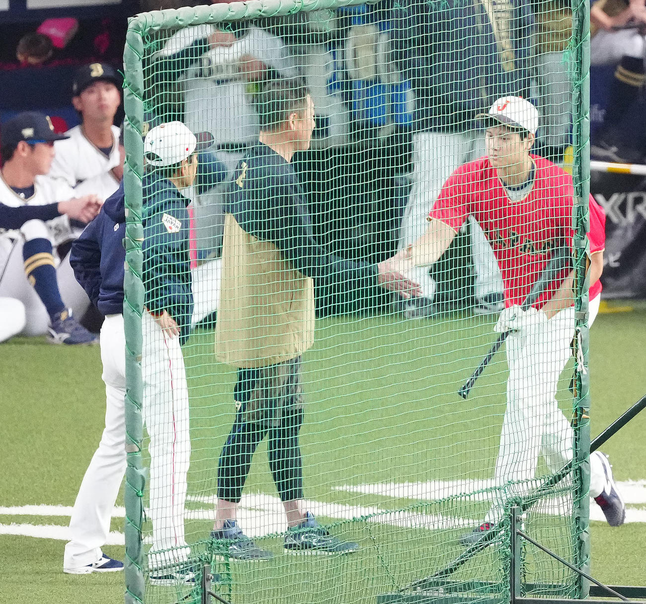 侍ジャパン対オリックス　試合前、オリックス中嶋監督（中央）と握手をかわす大谷。左は栗山監督（撮影・江口和貴）