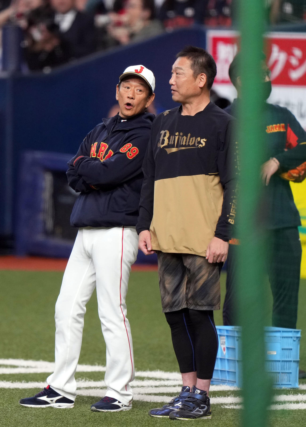 オリックス対侍ジャパン　試合前、談笑する栗山監督（左）と中嶋監督（撮影・狩俣裕三）