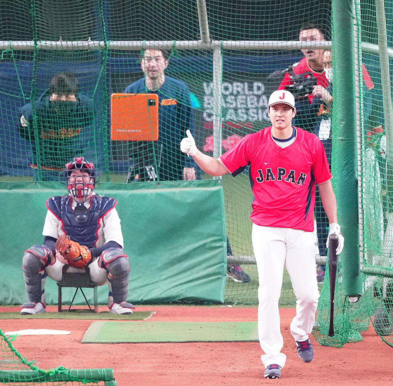 侍ジャパン対オリックス　試合前の打撃練習を終え、サムズアップを見せる大谷（撮影・江口和貴）