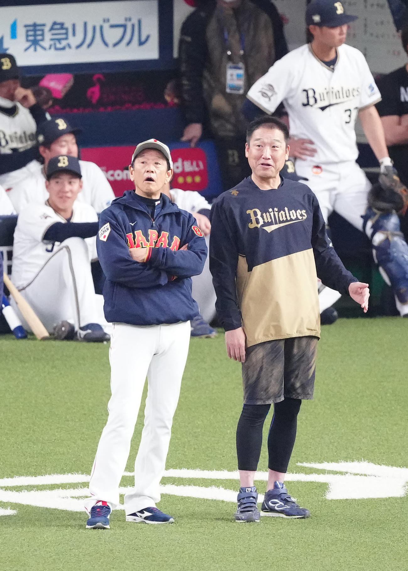 侍ジャパン対オリックス　試合前、言葉を交わすオリックス中嶋監督（右）と侍ジャパン栗山監督（撮影・江口和貴）