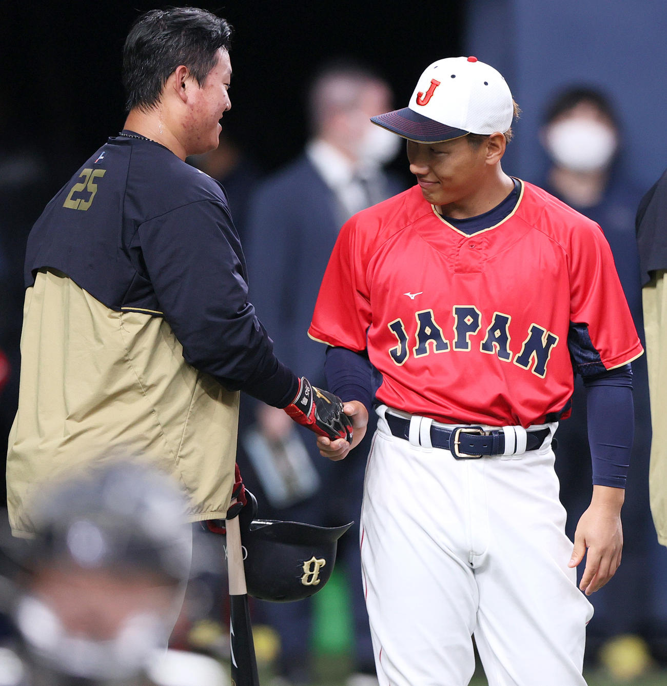 オリックス対侍ジャパン　試合前、侍ジャパン吉田正（右）と握手するオリックス内藤（撮影・上山淳一）