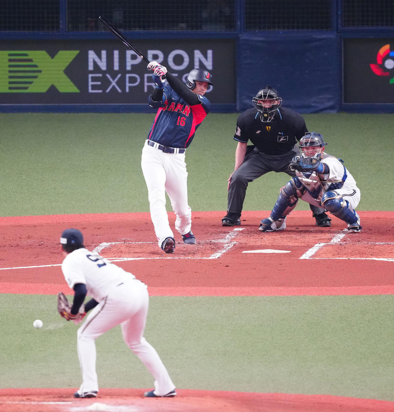 侍ジャパン対オリックス　1回裏侍ジャパン1死一塁、中前打を放つ大谷。投手東（撮影・江口和貴）