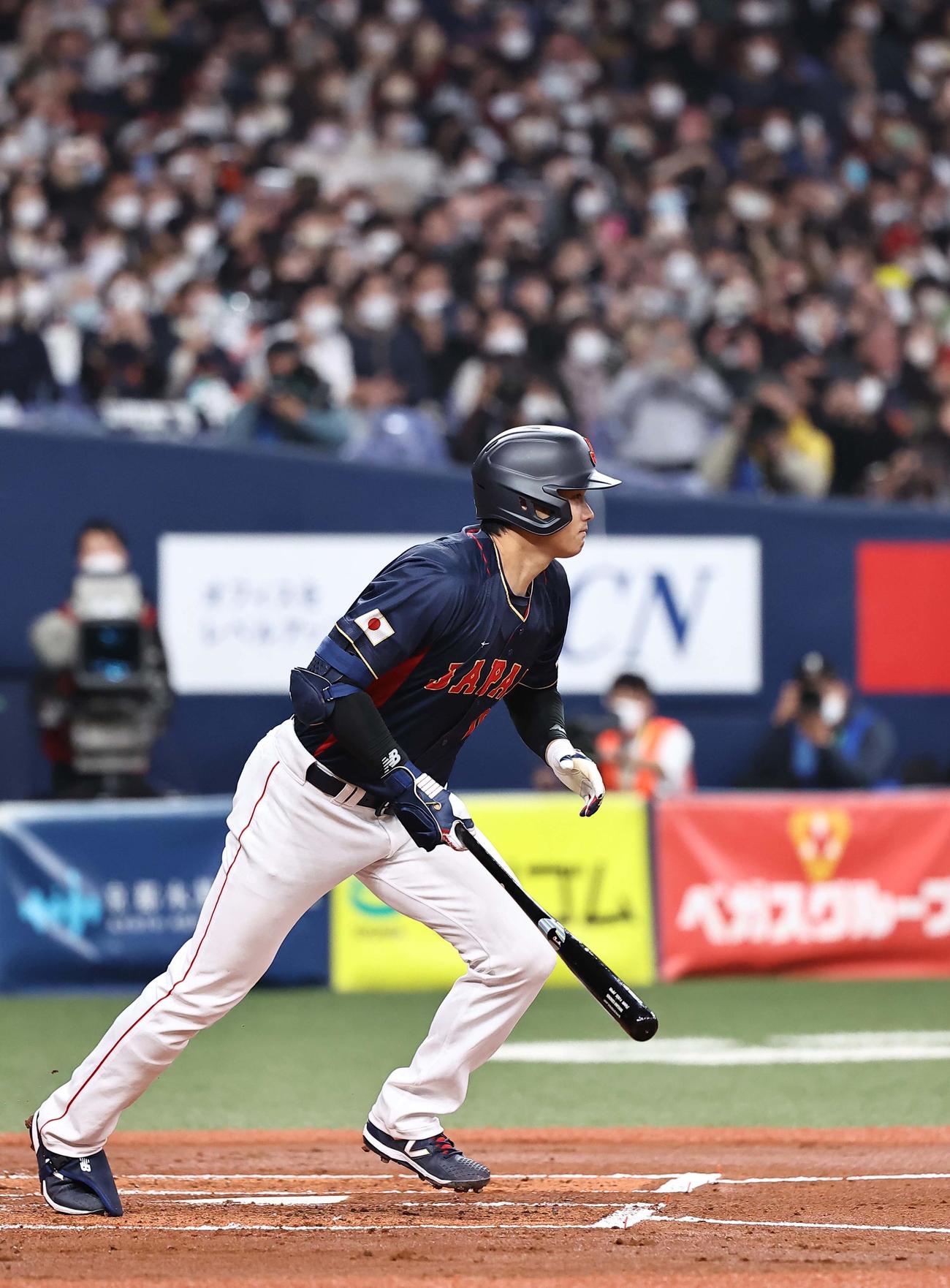 WBC強化試合　オリックス対侍ジャパン　1回裏侍ジャパン1死一塁、大谷は中前打を放つ（撮影・上田博志）