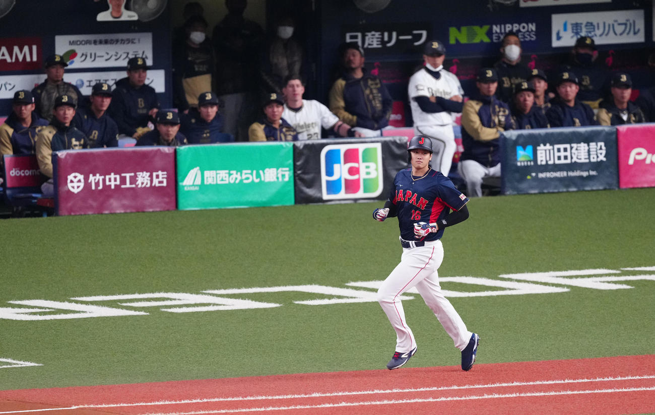 侍ジャパン対オリックス　1回裏侍ジャパン1死一塁、中前打を放つ大谷（撮影・江口和貴）