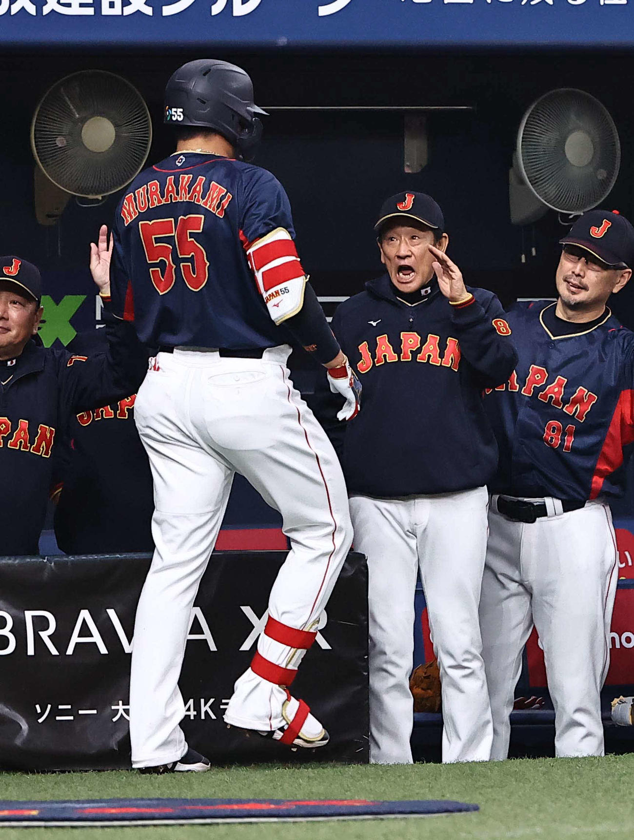 侍ジャパン対オリックス　1回裏侍ジャパン2死一、二塁、左中間へ本塁打を放った村上（左）を出迎える栗山監督（撮影・上田博志）