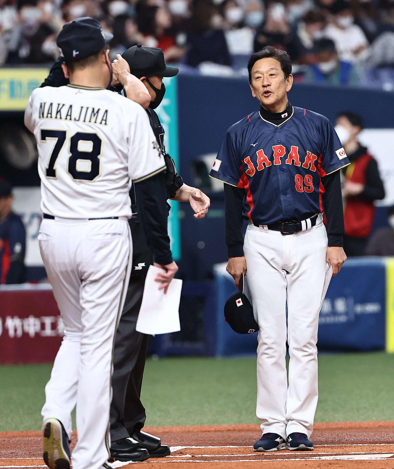 オリックス対侍ジャパン　中嶋監督（左）とメンバー交換をする栗山監督（撮影・上田博志）