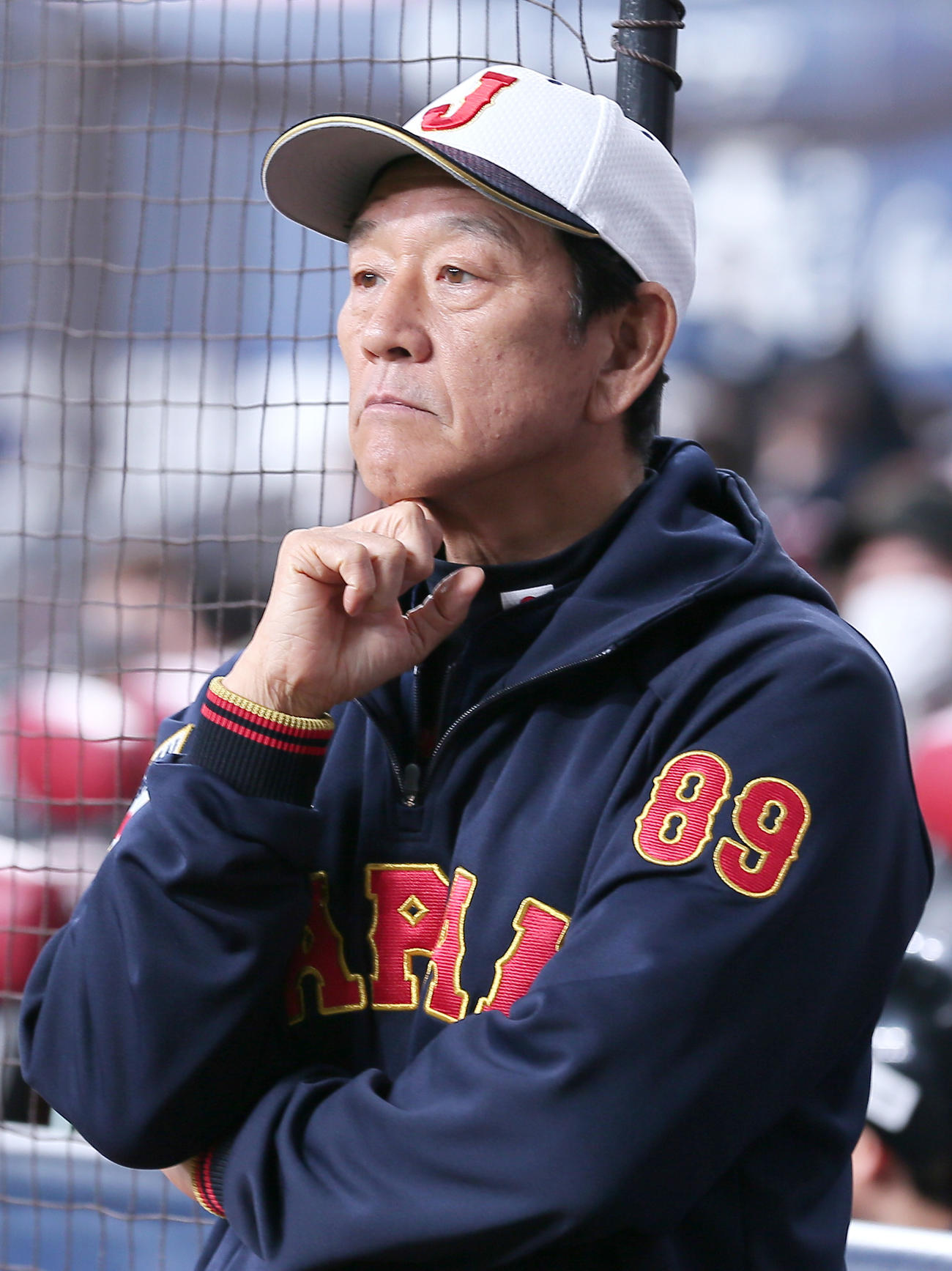 オリックス対侍ジャパン　試合前の練習を確認する侍ジャパン栗山監督（撮影・上山淳一）