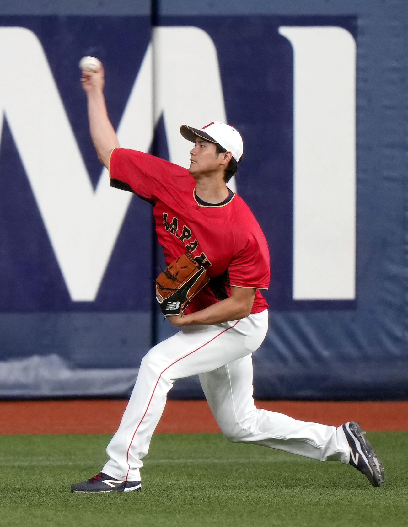 オリックス対侍ジャパン　試合前、キャッチボールをする大谷（撮影・狩俣裕三）