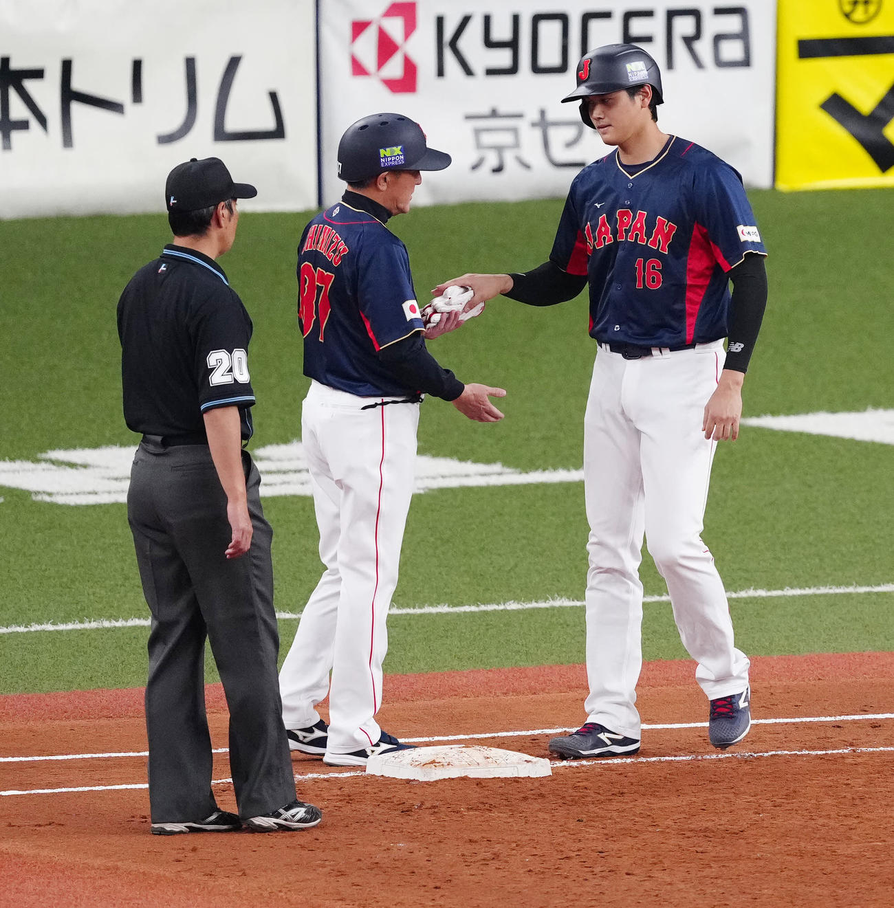 侍ジャパン対オリックス　2回裏侍ジャパン2死一、二塁、四球を選んだ大谷（右）。左は白井一行塁審（撮影・江口和貴）