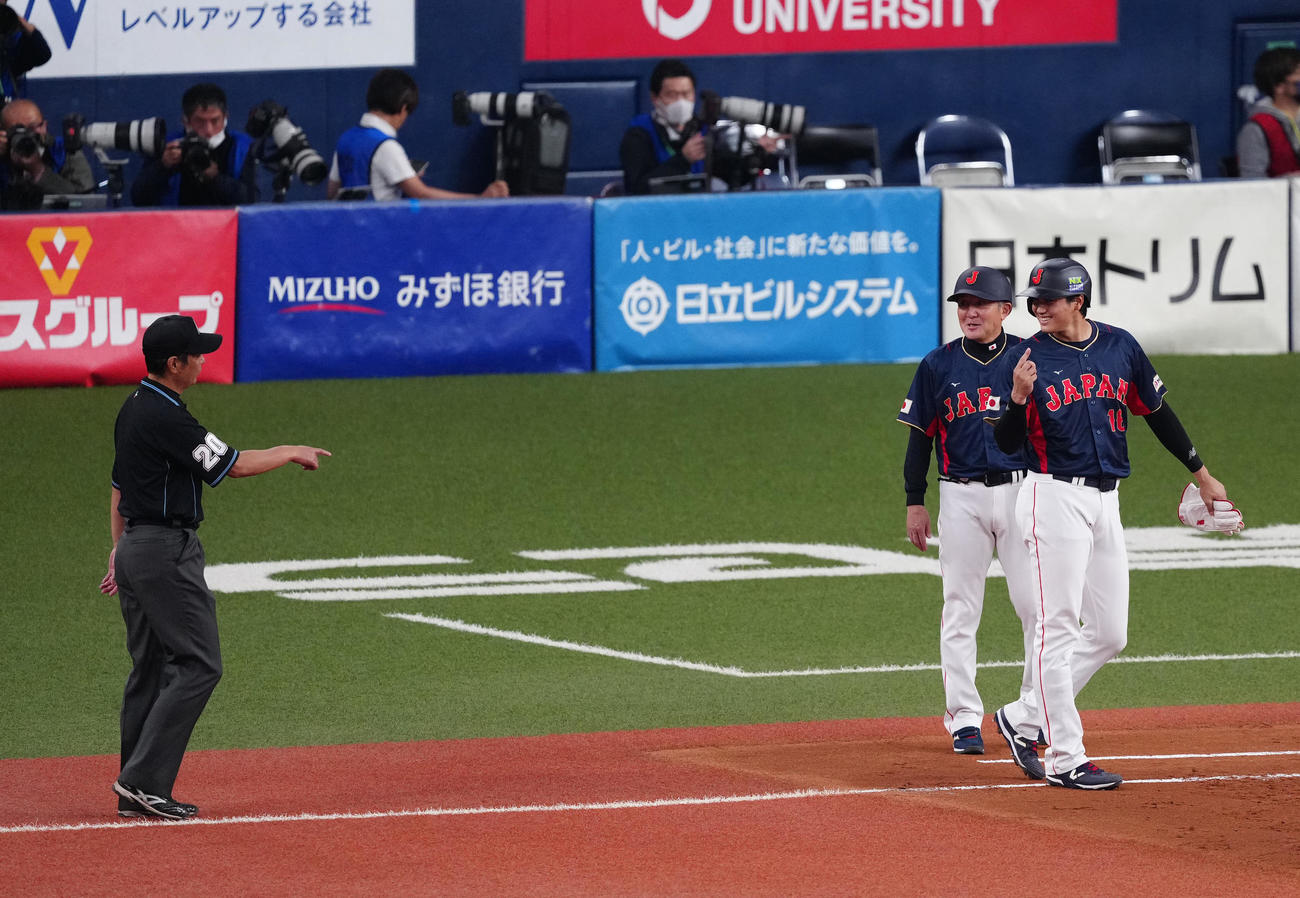 侍ジャパン対オリックス　2回裏侍ジャパン2死一、二塁、四球を選んだ大谷（右）は白井塁審の胸にグーパンチし、笑みを浮かべる（撮影・江口和貴）