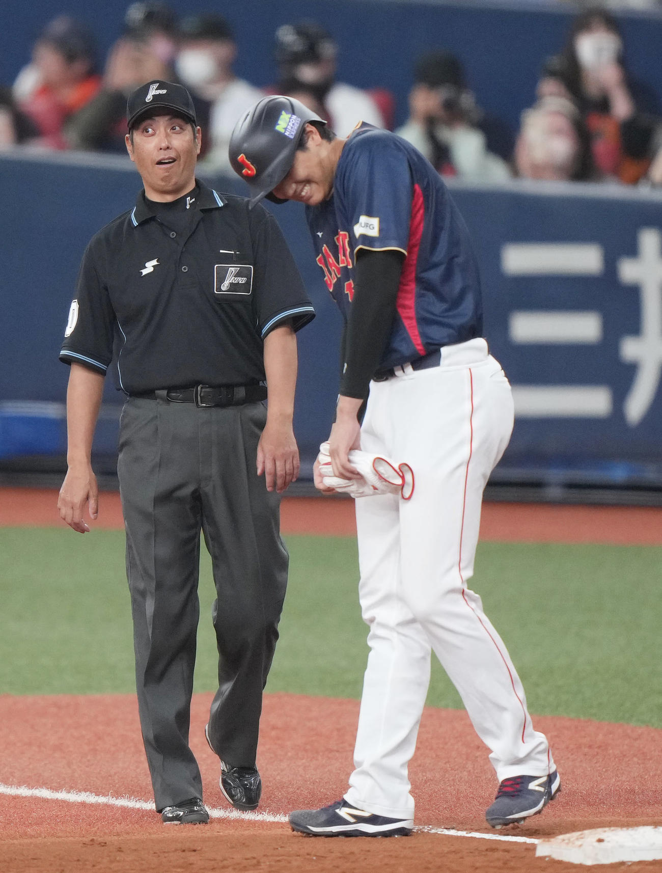 侍ジャパン対オリックス　2回裏侍ジャパン2死一、二塁、四球を選び、一塁で白井塁審と笑い合う大谷（撮影・狩俣裕三）