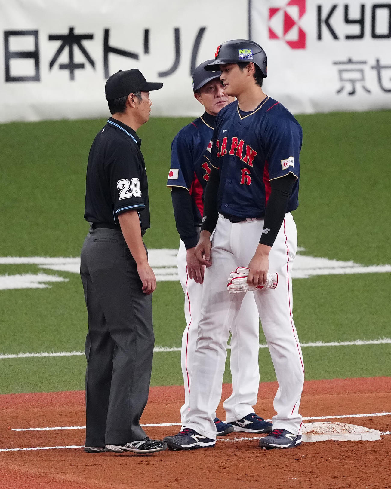侍ジャパン対オリックス　2回裏侍ジャパン2死一、二塁、四球を選んだ大谷（右）は白井塁審を見つめる（撮影・江口和貴）
