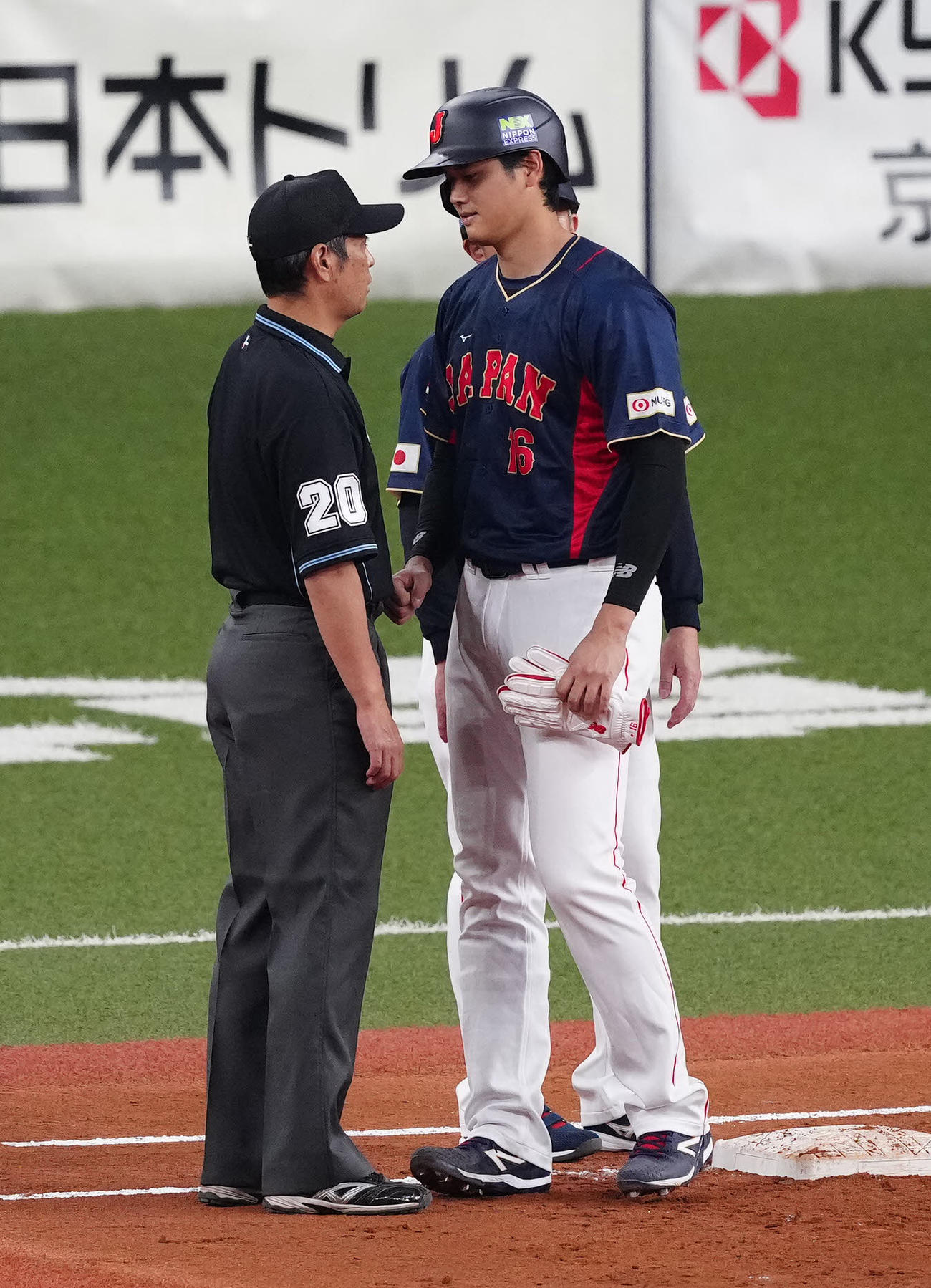 侍ジャパン対オリックス　2回裏侍ジャパン2死一、二塁、四球を選んだ大谷（右）は白井塁審を見つめる（撮影・江口和貴）