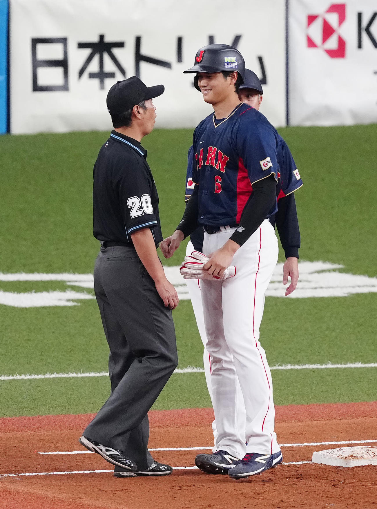 侍ジャパン対オリックス　2回裏侍ジャパン2死一、二塁、四球を選んだ大谷（右）は白井塁審の胸にグーパンチし、笑みを浮かべる（撮影・江口和貴）