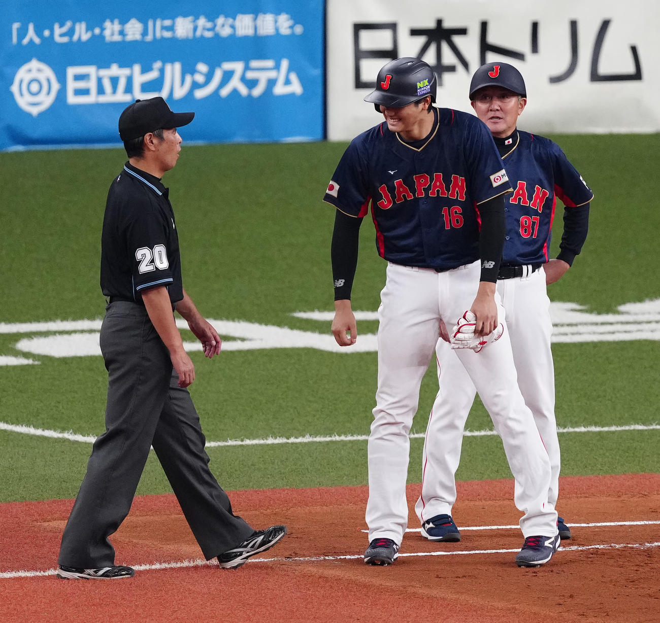侍ジャパン対オリックス　2回裏侍ジャパン2死一、二塁、四球を選んだ大谷（中央）は白井塁審の胸にグーパンチし、笑みを浮かべる（撮影・江口和貴）