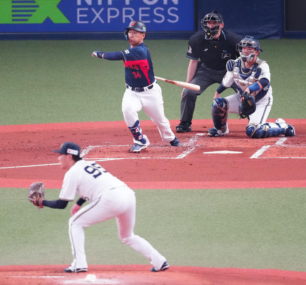 侍ジャパン対オリックス　1回裏侍ジャパン1死一、二塁、右前に先制適時打を放つ吉田。投手東（撮影・江口和貴）