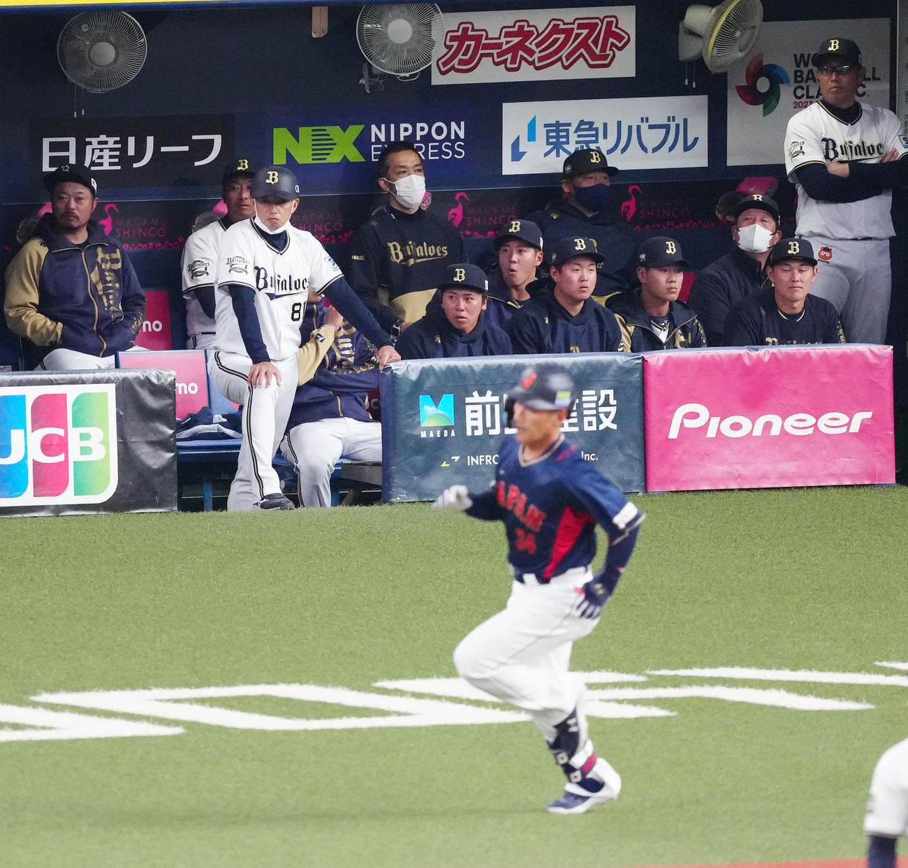 侍ジャパン対オリックス　1回裏侍ジャパン1死一、二塁、先制適時打を放った吉田（手前）をベンチから見つめるオリックスの選手たち（撮影・江口和貴）