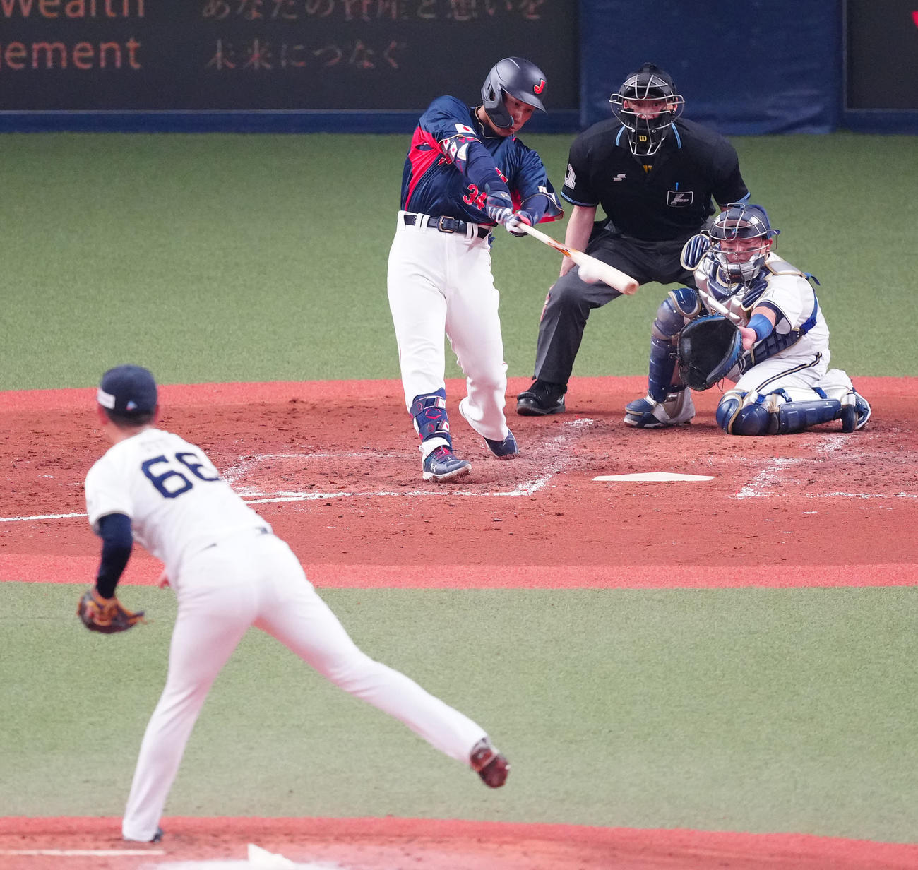 侍ジャパン対オリックス　4回裏侍ジャパン2死一塁、右前打を放つ吉田。投手吉田（撮影・江口和貴）