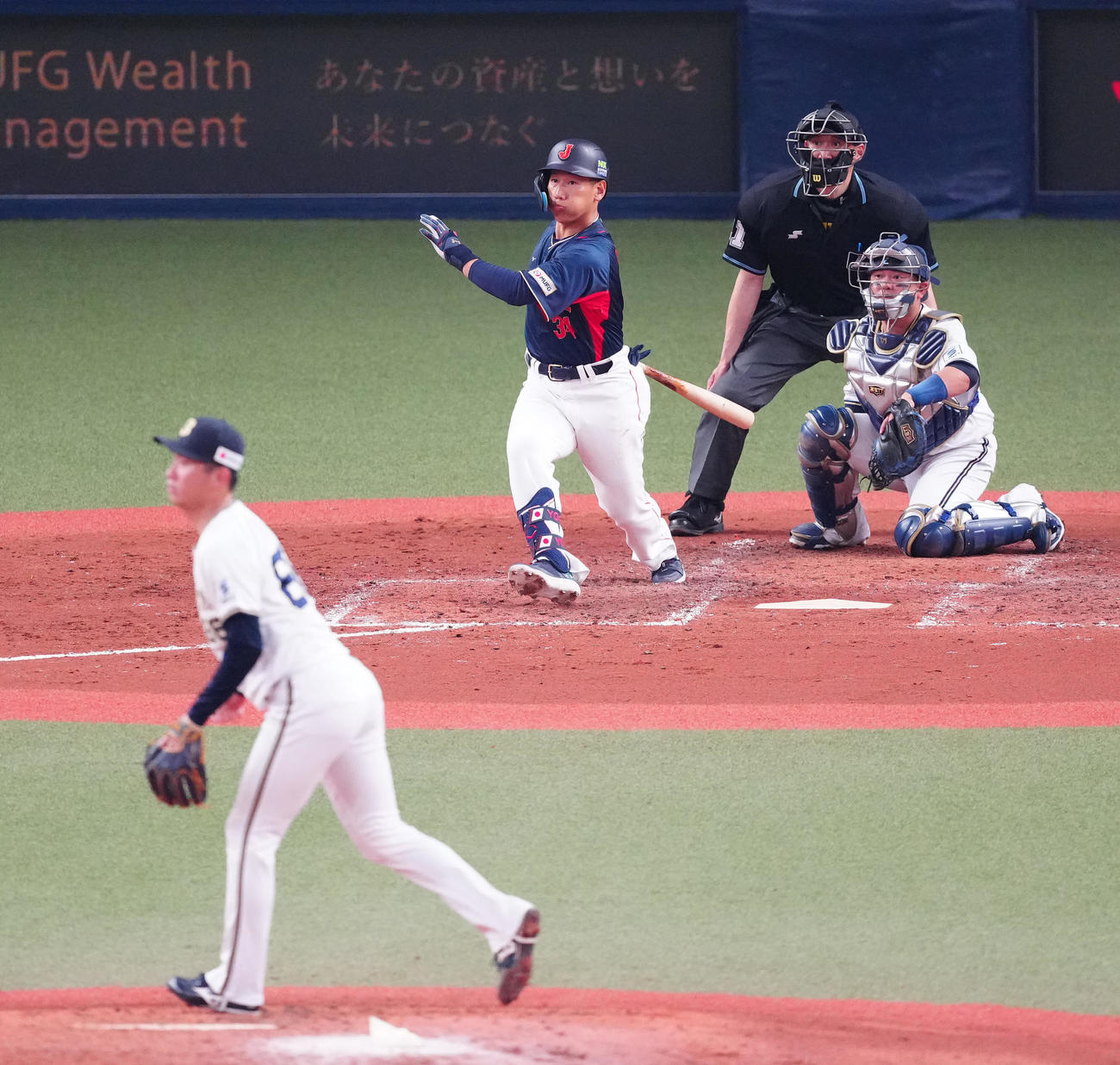 侍ジャパン対オリックス　4回裏侍ジャパン2死一塁、右前打を放つ吉田。投手吉田（撮影・江口和貴）