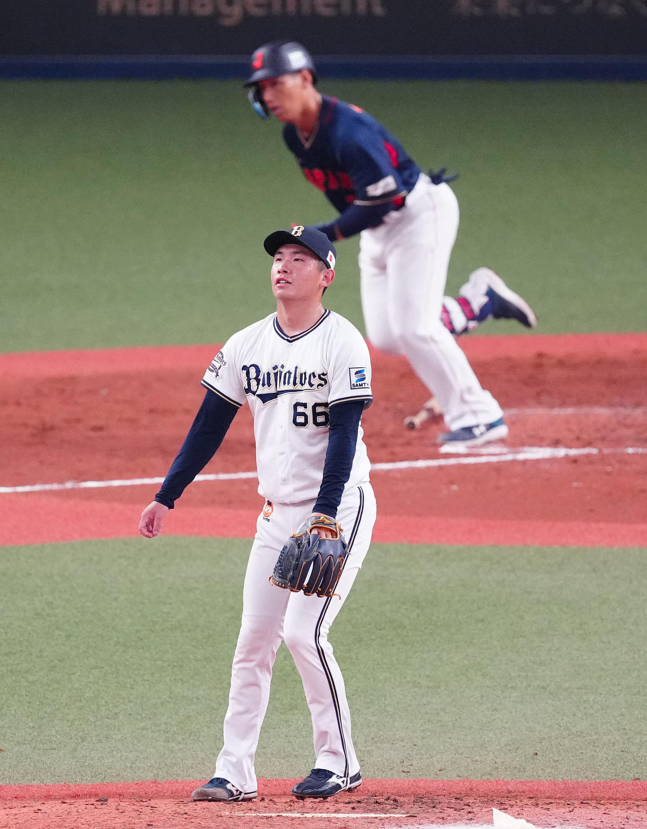 侍ジャパン対オリックス　4回裏侍ジャパン2死一塁、吉田（後方）に右前打を浴びる吉田（撮影・江口和貴）