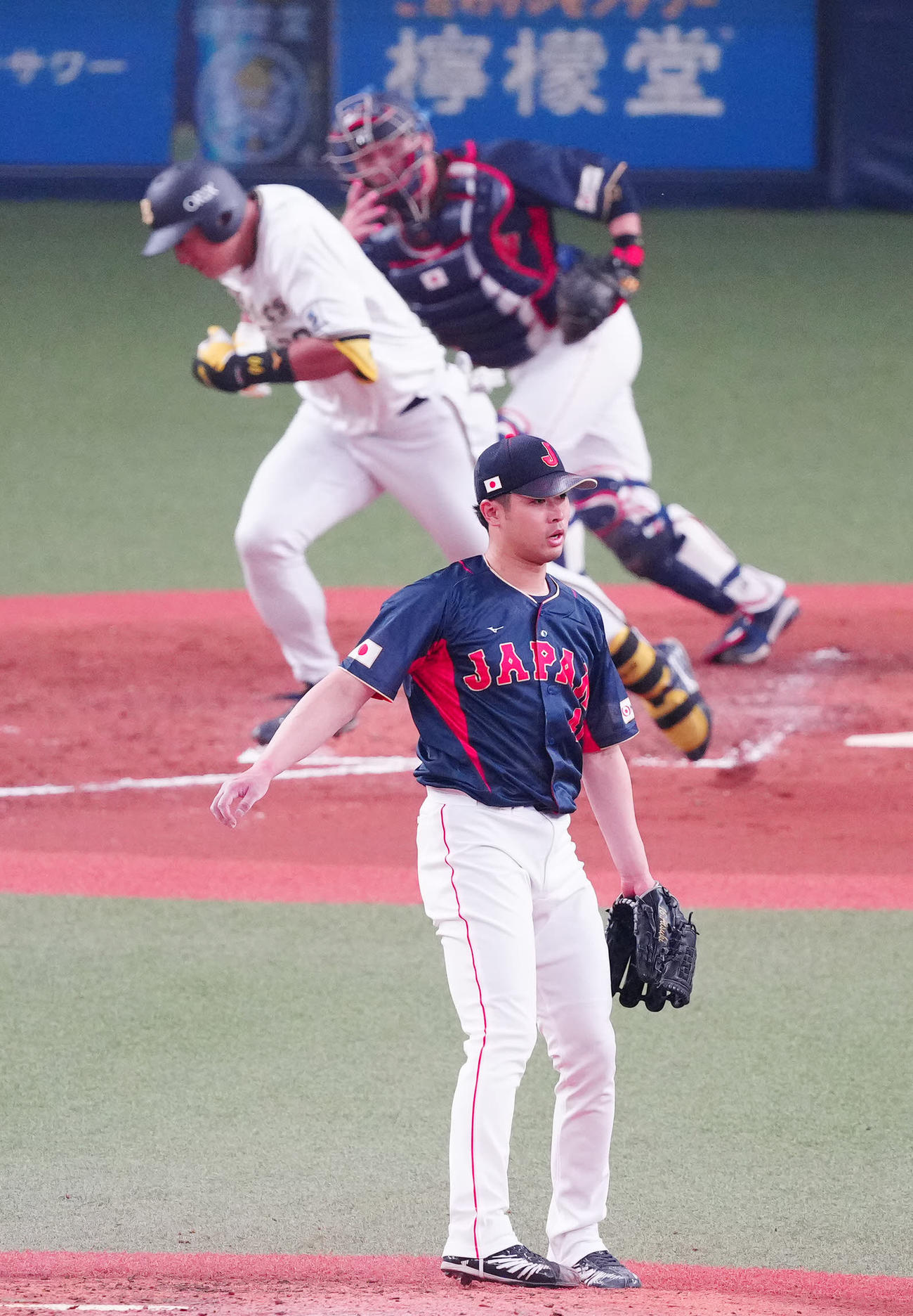 侍ジャパン対オリックス　4回表オリックス2死、杉本（後方左）を遊ゴロに仕留める種市（撮影・江口和貴）