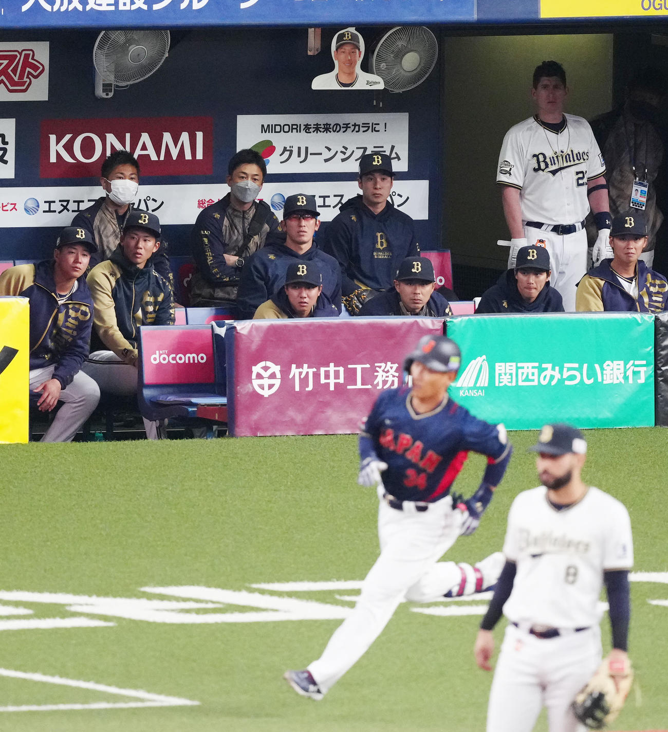 侍ジャパン対オリックス　4回裏侍ジャパン2死一塁、右前打を放った吉田（手前左）をベンチから見つめるオリックスの選手たち（撮影・江口和貴）