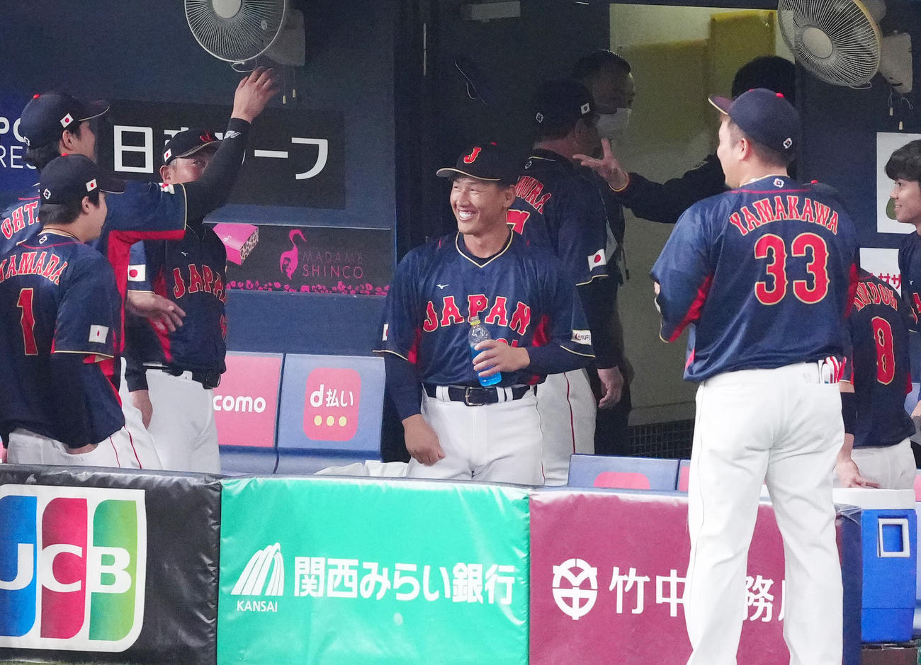 侍ジャパン対オリックス　試合前、円陣で声出しした吉田（中央）（撮影・江口和貴）