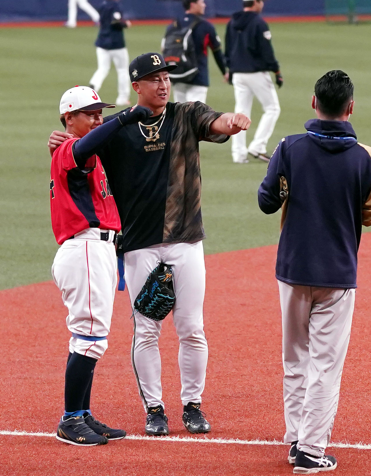 オリックス対侍ジャパン　試合前、ラオウポーズで記念撮影をする吉田（左）と杉本（撮影・狩俣裕三）