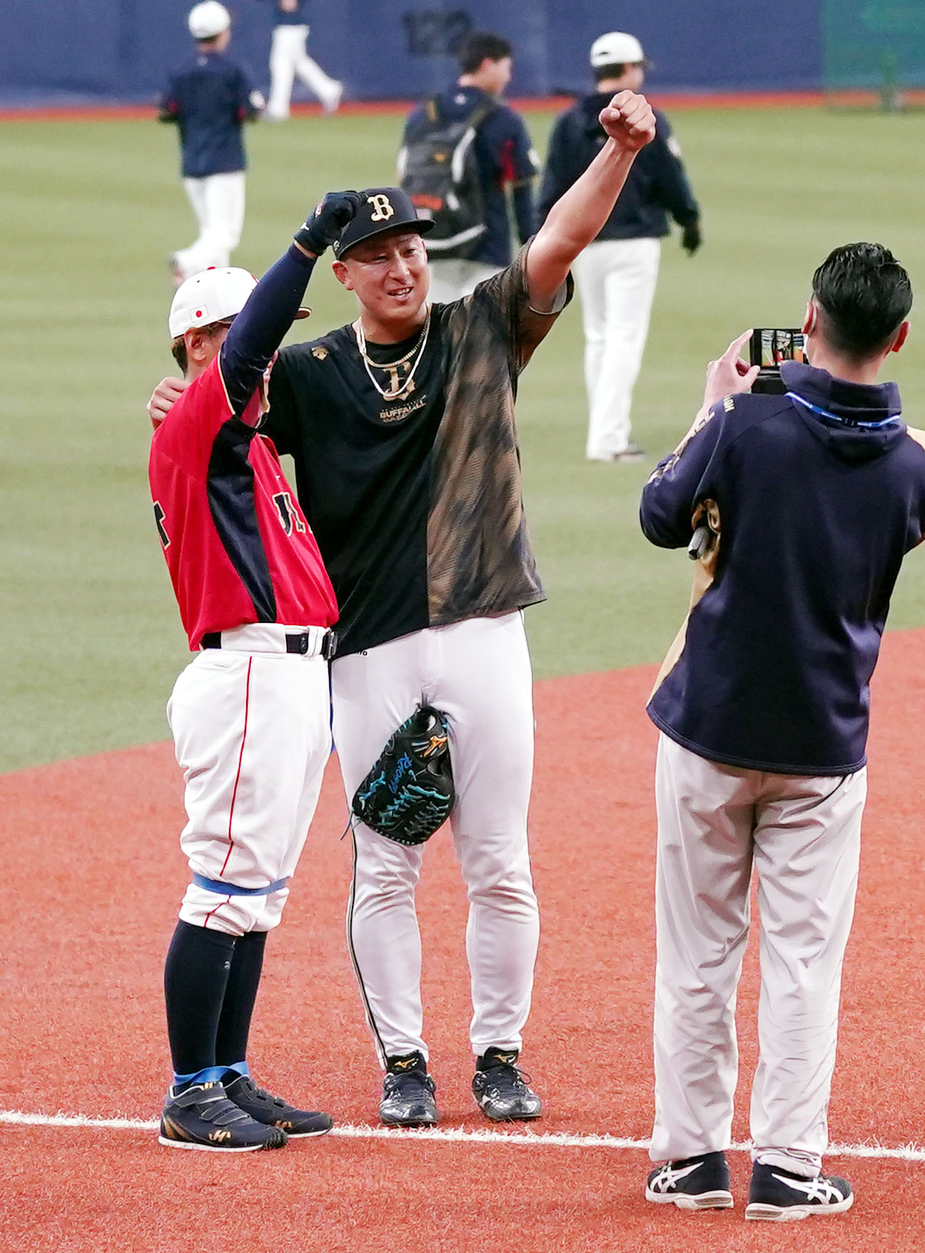 オリックス対侍ジャパン　試合前、ラオウポーズで記念撮影をする吉田（左）と杉本（撮影・狩俣裕三）