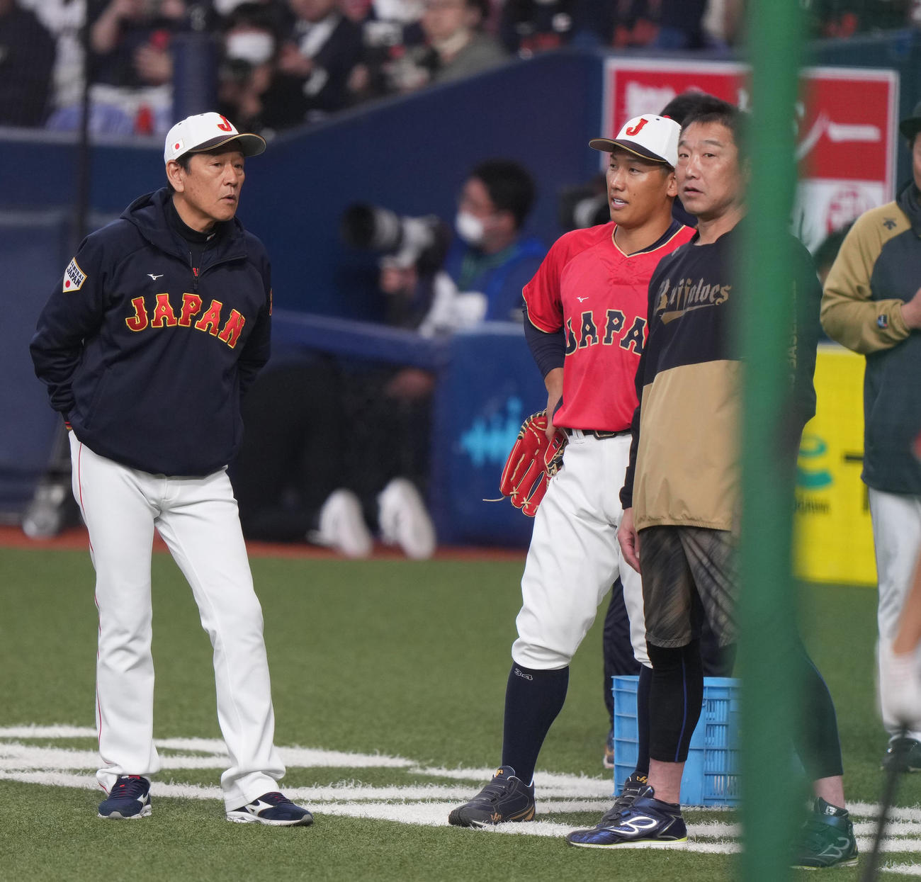 オリックス対侍ジャパン　試合前、談笑をする、左から栗山監督、吉田、中嶋監督（撮影・狩俣裕三）