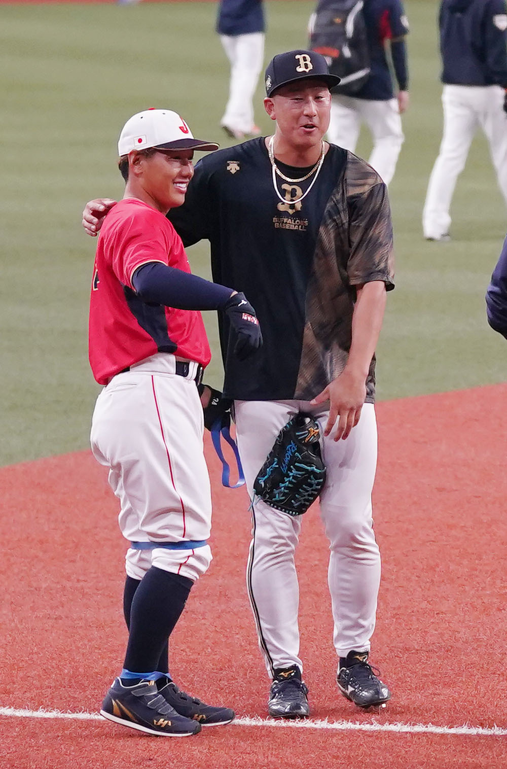 オリックス対侍ジャパン　試合前、記念撮影をする吉田（左）と杉本（撮影・狩俣裕三）