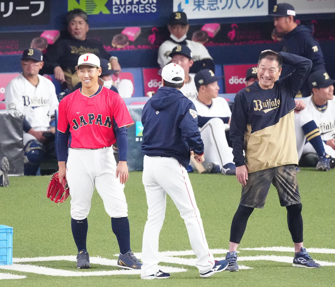 侍ジャパン対オリックス　試合前、言葉を交わすオリックス中嶋監督（右）と吉田（左）。中央は栗山監督（撮影・江口和貴）
