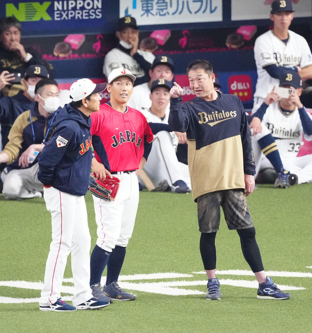 侍ジャパン対オリックス　試合前、言葉を交わすオリックス中嶋監督（右）と吉田。左は栗山監督（撮影・江口和貴）