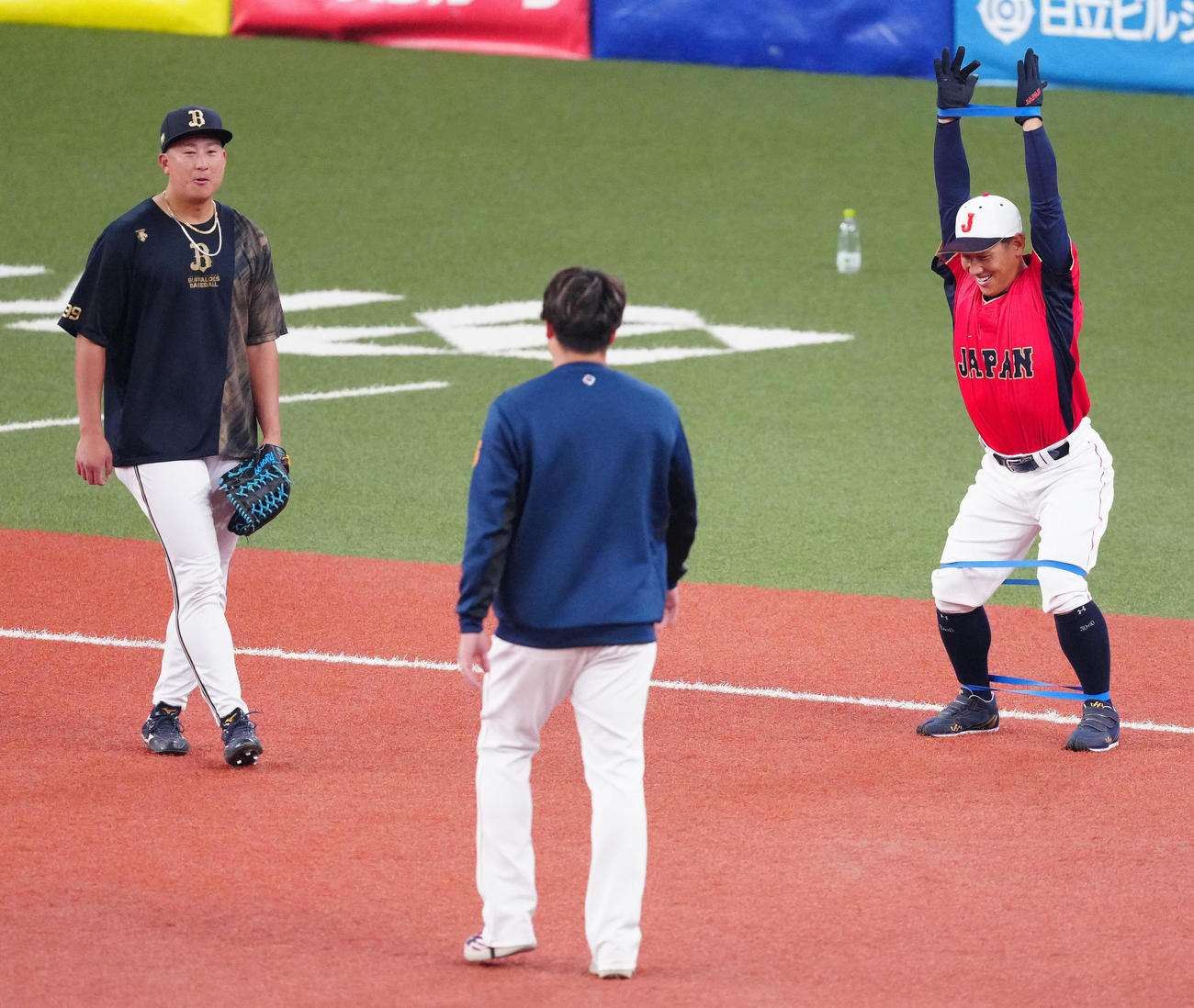 侍ジャパン対オリックス　試合前、言葉を交わす吉田（右）とオリックス杉本（左）。中央は村上（撮影・江口和貴）