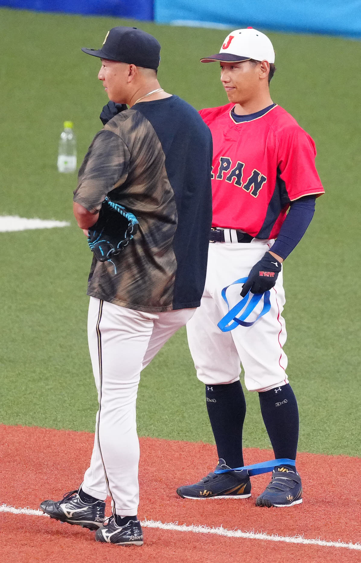 侍ジャパン対オリックス　試合前、言葉を交わす吉田（右）とオリックス杉本（撮影・江口和貴）