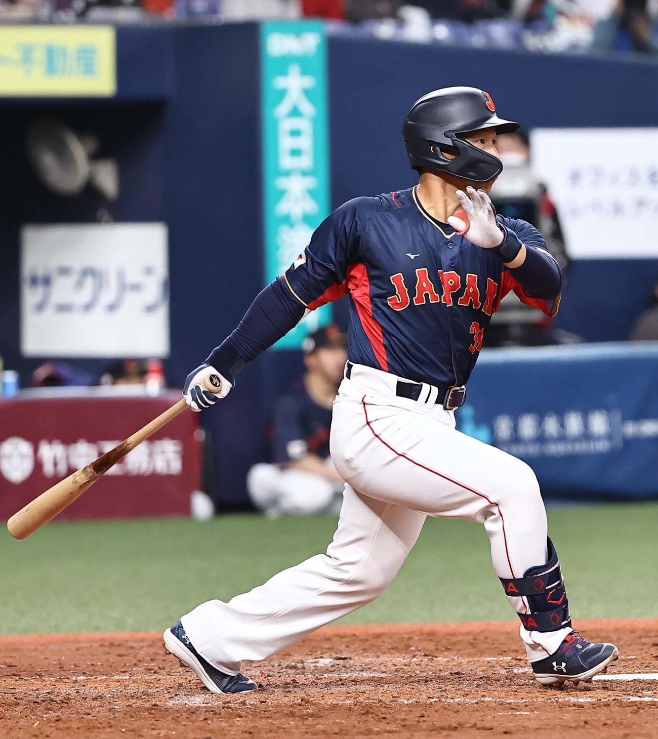 WBC強化試合　侍ジャパン対オリックス　4回裏侍ジャパン2死一塁、吉田は右前打を放つ（撮影・上田博志）