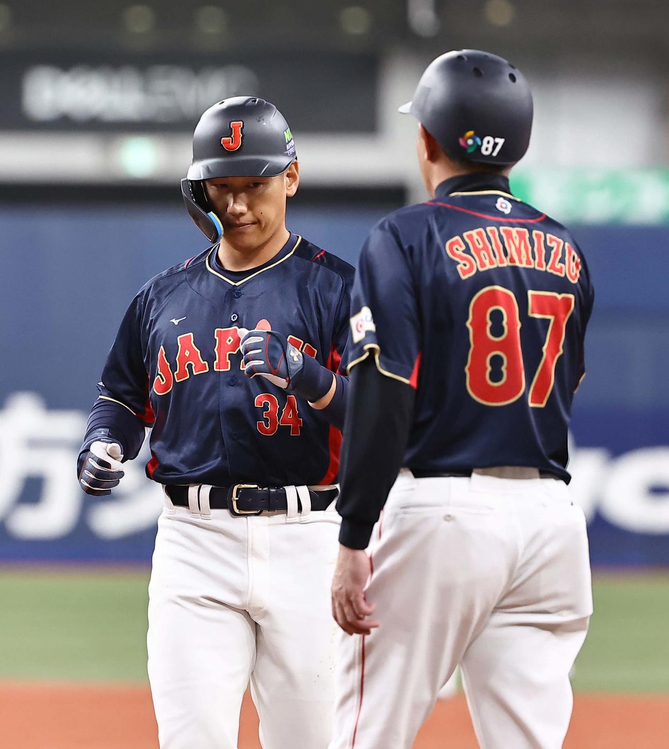 WBC強化試合　侍ジャパン対オリックス　4回裏侍ジャパン2死一塁、吉田は右前打を放つ（撮影・上田博志）