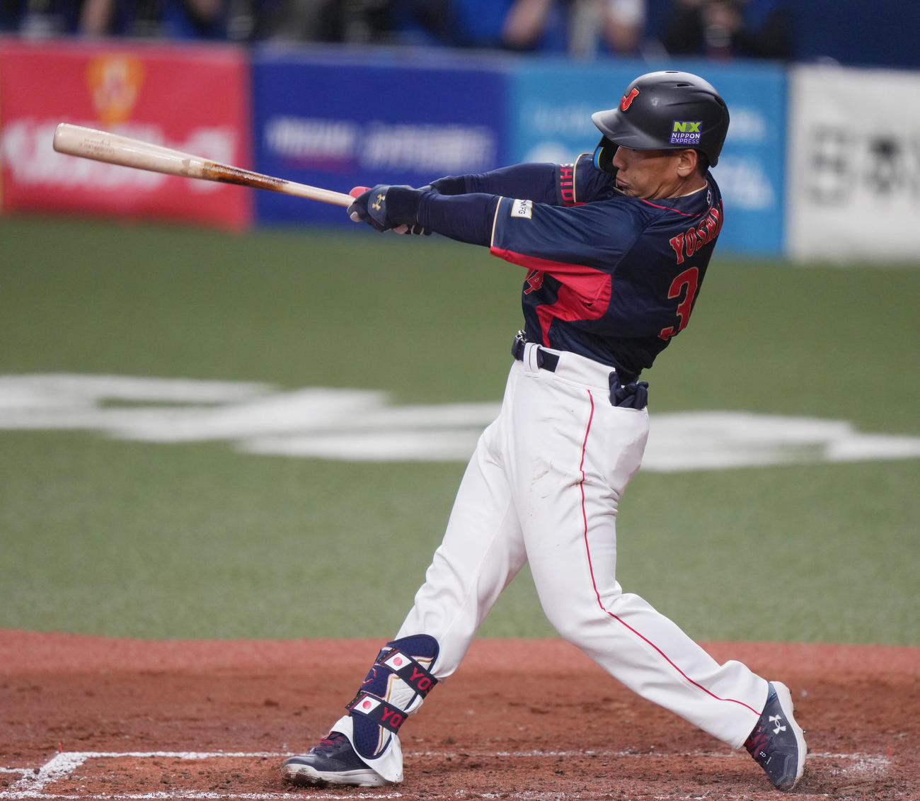 侍ジャパン対オリックス　2回裏侍ジャパン2死満塁、3点適時三塁打を放つ吉田（撮影・狩俣裕三）