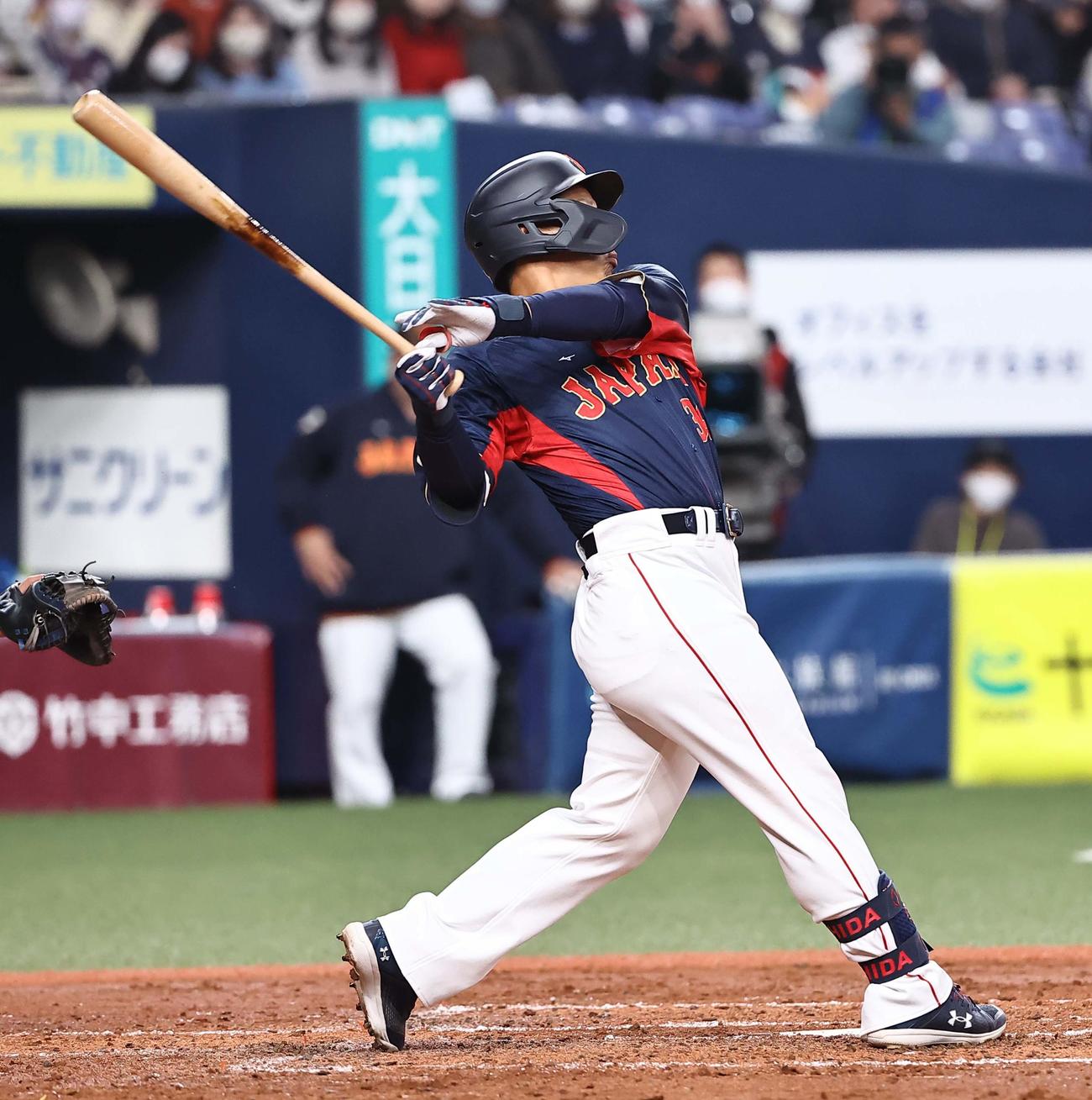 WBC強化試合　侍ジャパン対オリックス　2回裏侍ジャパン2死満塁、吉田は3点適時三塁打を放つ（撮影・上田博志）