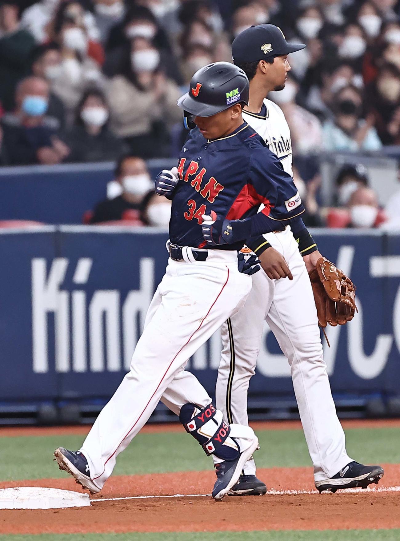 WBC強化試合　侍ジャパン対オリックス　2回裏侍ジャパン2死満塁、吉田は3点適時三塁打を放つ（撮影・上田博志）