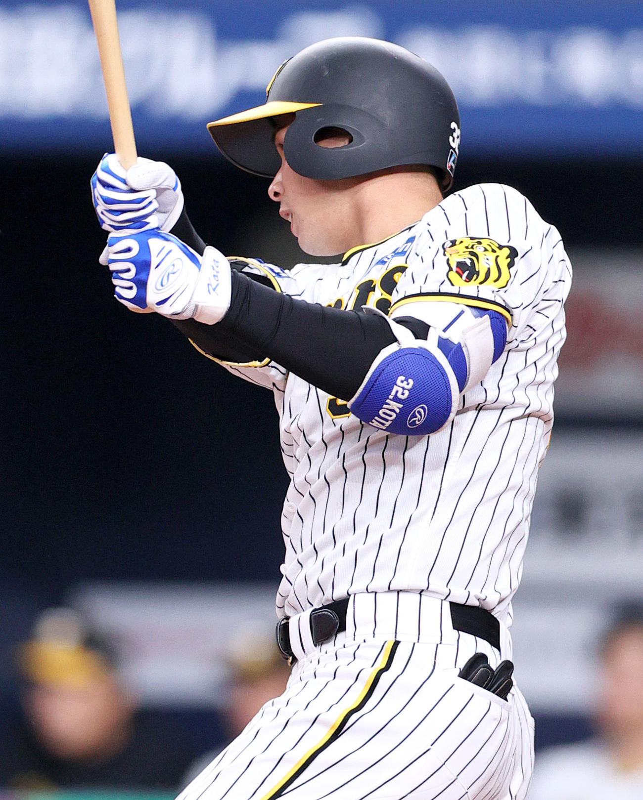 阪神対韓国　6回裏阪神2死、井上は右前打を放つ（撮影・上山淳一）
