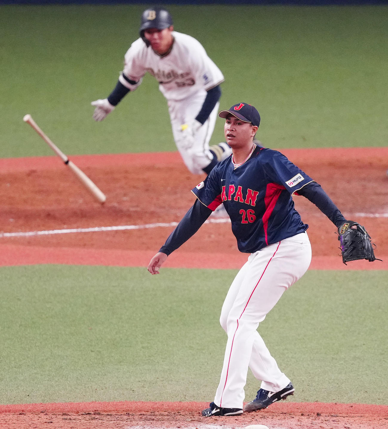 侍ジャパン対オリックス　8回表オリックス2死一塁、宜保（後方）を二ゴロに仕留める宇田川（撮影・江口和貴）
