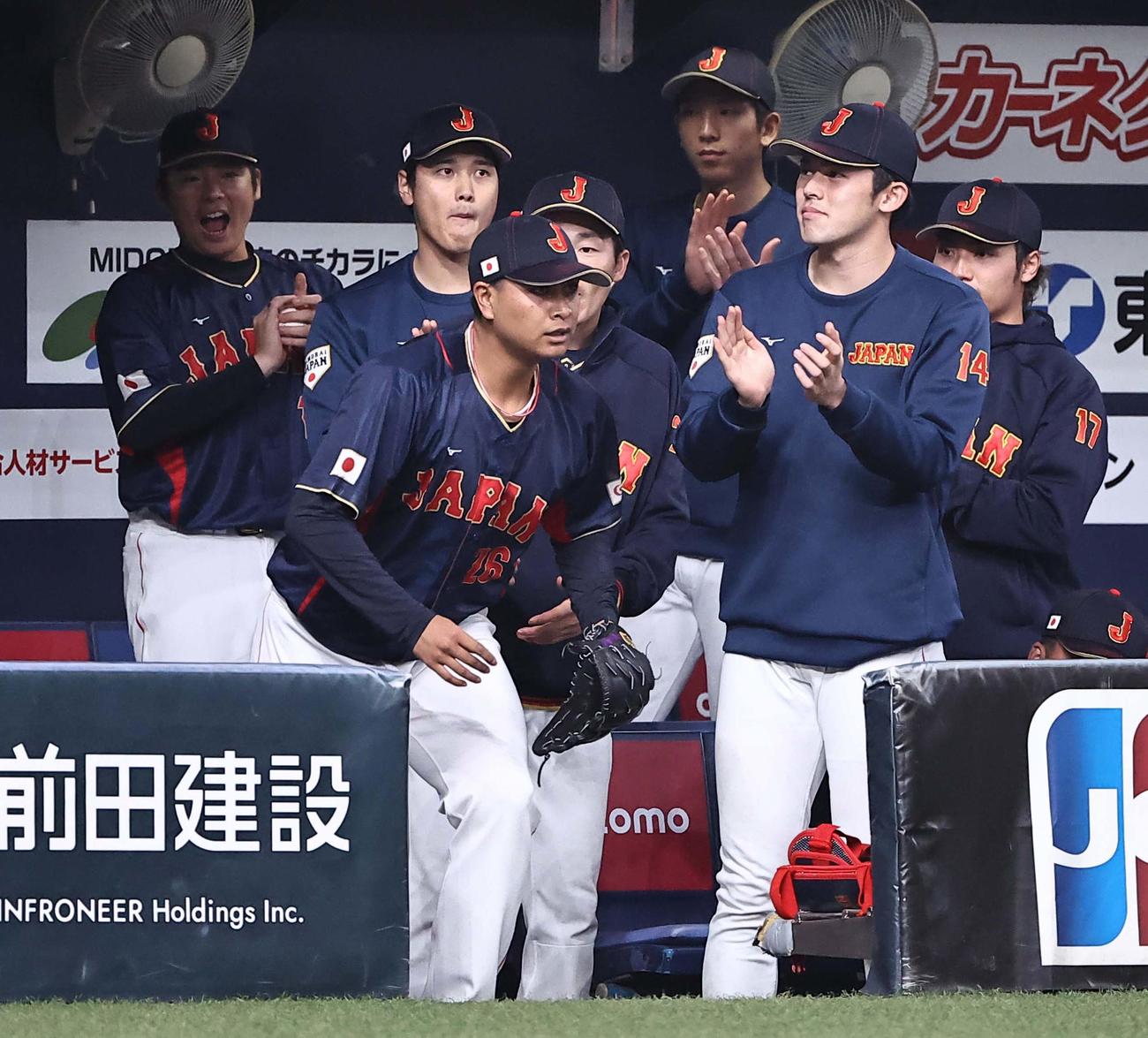 侍ジャパン対オリックス　ナインの拍手を受けながらマウンドへ向かう宇田川（撮影・上田博志）